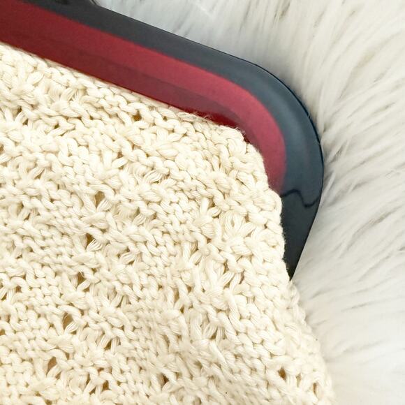 VINTAGE | Cream Ivory Knit Crochet Lace Clutch Purse Brown Bakelite Frame Kiss - Picture 1 of 9